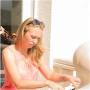 Profesora de piano. Doy las clases de piano a los niños y los adultos. Preparo para el conservatorio nivel elemental y profesional